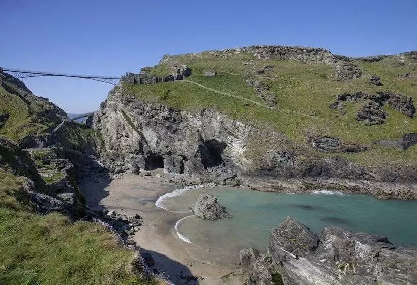 6 Person Cabin, Surrounded By Nature In Tintagel