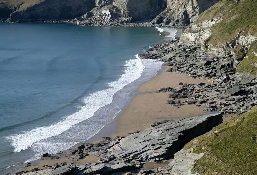 6 Person Cabin, Surrounded By Nature In Tintagel