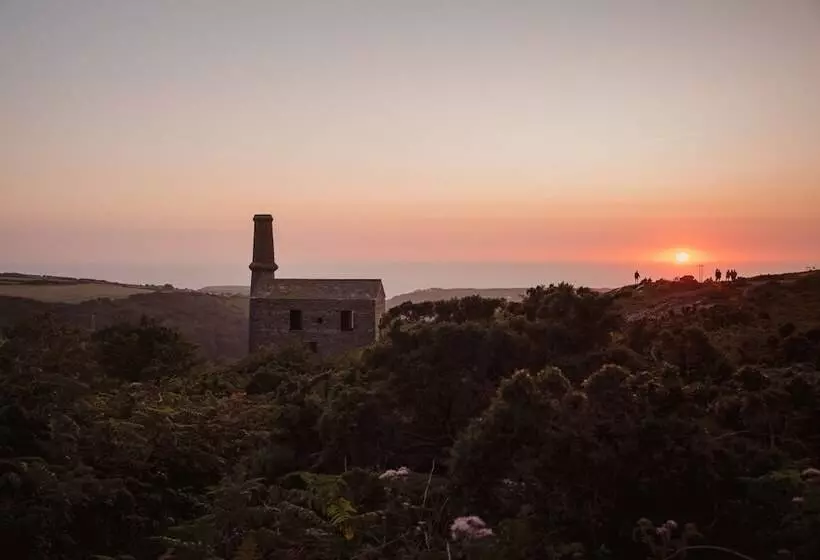 6 Person Cabin, Surrounded By Nature In Tintagel