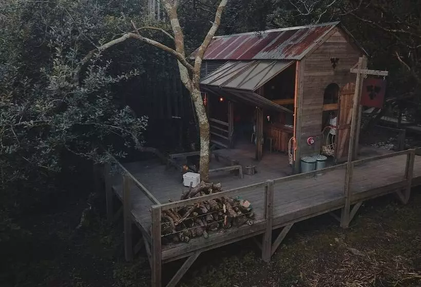 6 Person Cabin, Surrounded By Nature In Tintagel
