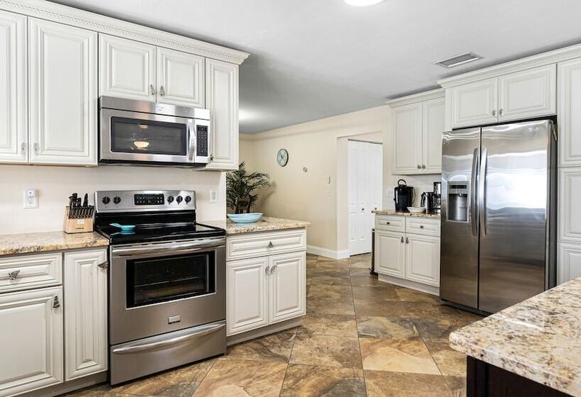 Cape Coral Vacation Rental: Heated Pool & Lanai!