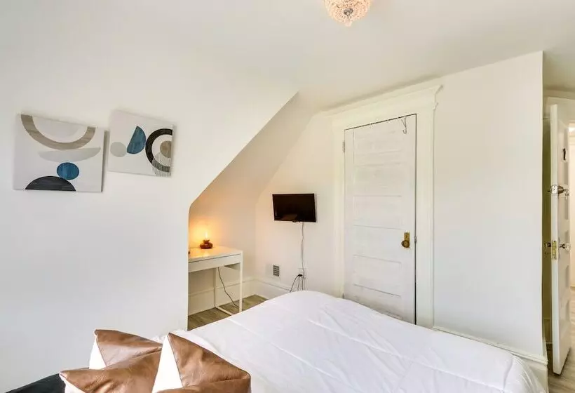 Charming Newark Home In Historic District!