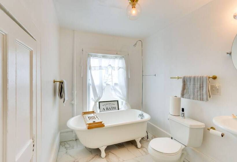 Charming Newark Home In Historic District!