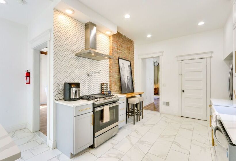 Charming Newark Home In Historic District!