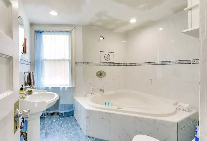 Charming Newark Home In Historic District!