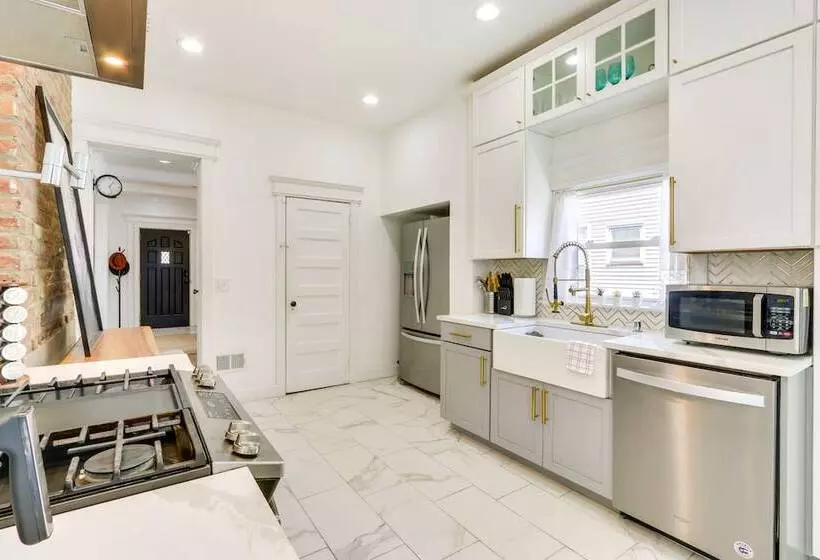 Charming Newark Home In Historic District!