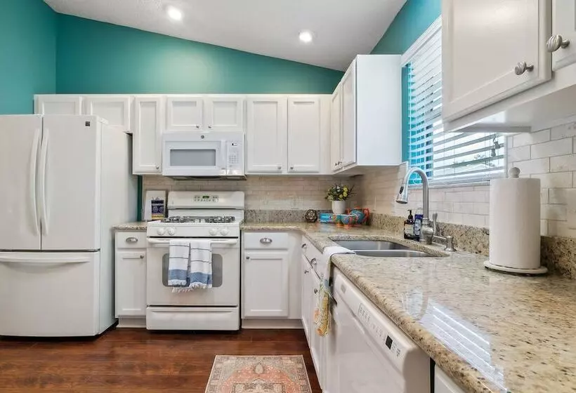 Charming Villages Home W/ Lanai & Golf Cart!