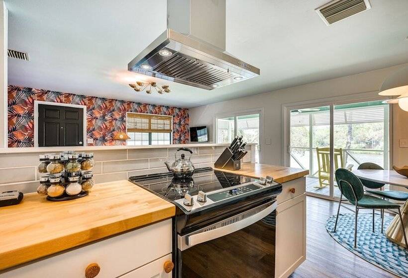 Crystal River Retreat W/ Private Dock & Kayaks!