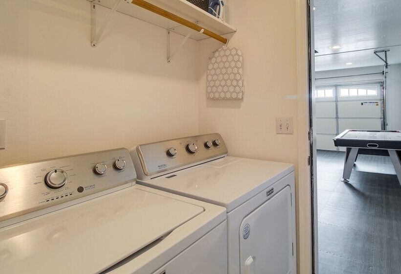 Walk To City Park: Family Friendly Show Low Home