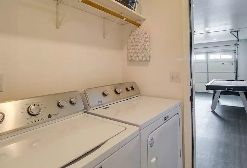 Walk To City Park: Family Friendly Show Low Home