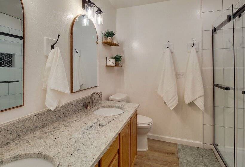 Walk To City Park: Family Friendly Show Low Home