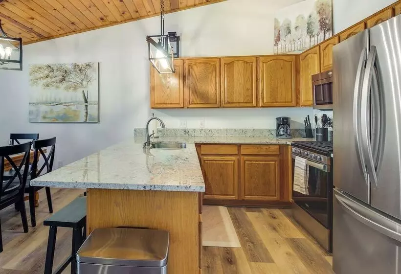 Walk To City Park: Family Friendly Show Low Home