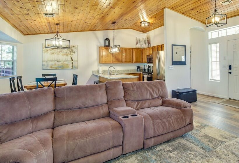 Walk To City Park: Family Friendly Show Low Home