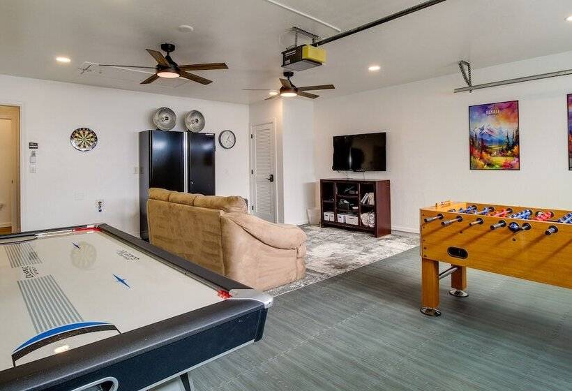 Walk To City Park: Family Friendly Show Low Home