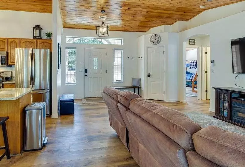 Walk To City Park: Family Friendly Show Low Home