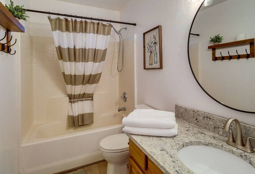 Walk To City Park: Family Friendly Show Low Home