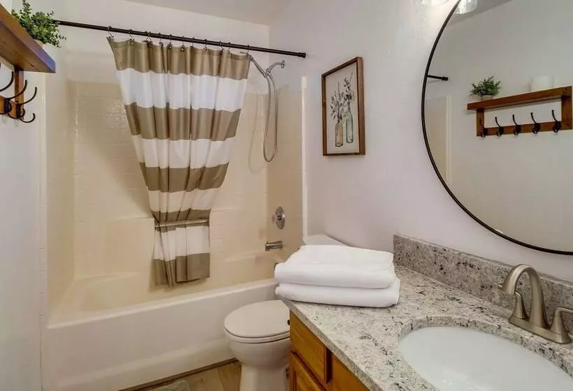 Walk To City Park: Family Friendly Show Low Home