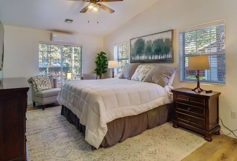 Walk To City Park: Family Friendly Show Low Home