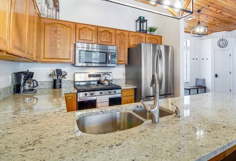 Walk To City Park: Family Friendly Show Low Home