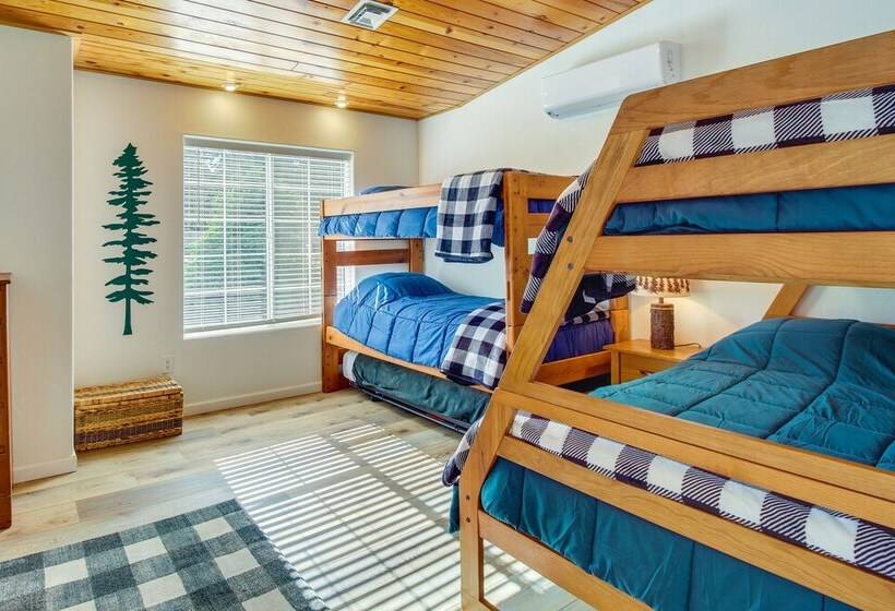 Walk To City Park: Family Friendly Show Low Home