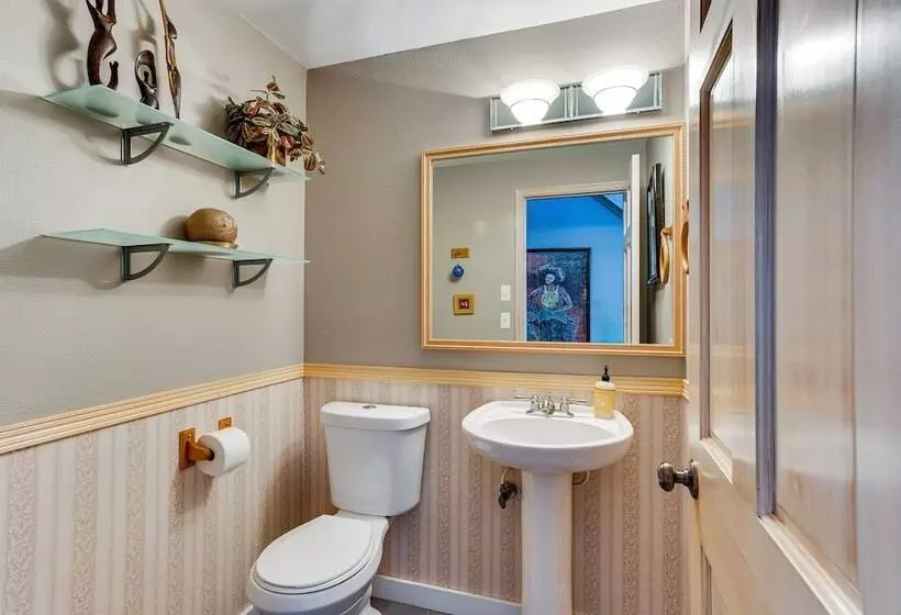 Federal Way Vacation Rental: Bay & Mountain Views!