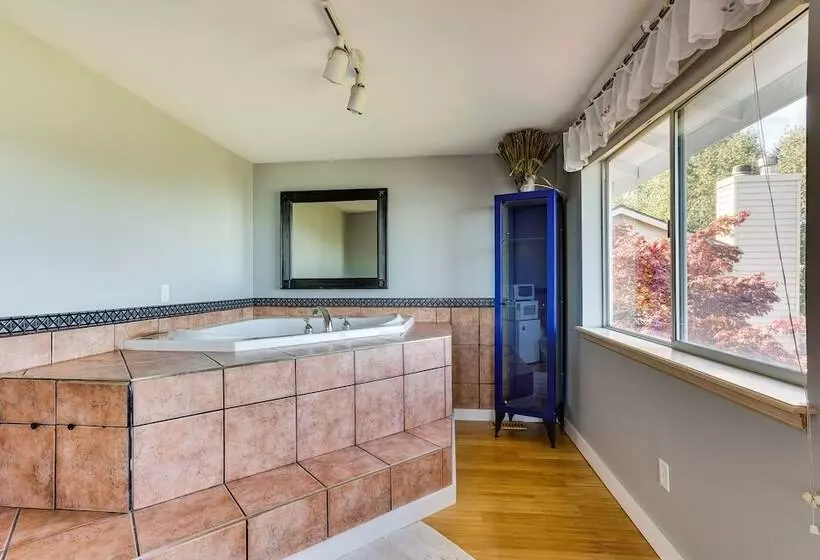 Federal Way Vacation Rental: Bay & Mountain Views!