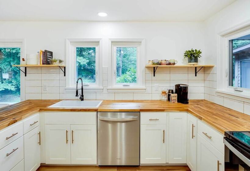 Fully Remodeled Saugerties Retreat On 7 Acres!