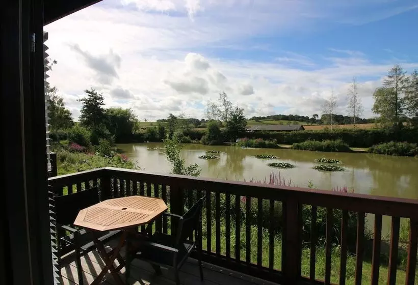 ホテル Beautiful Open Plan Lakeside Lodge In Shearsby
