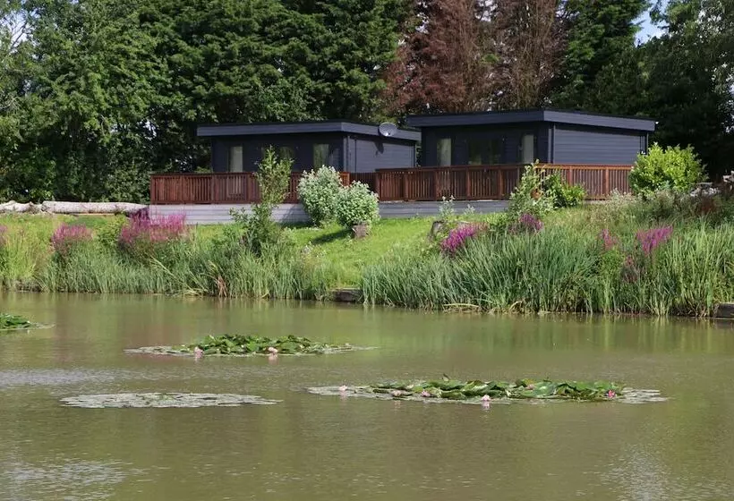 ホテル Beautiful Open Plan Lakeside Lodge In Shearsby