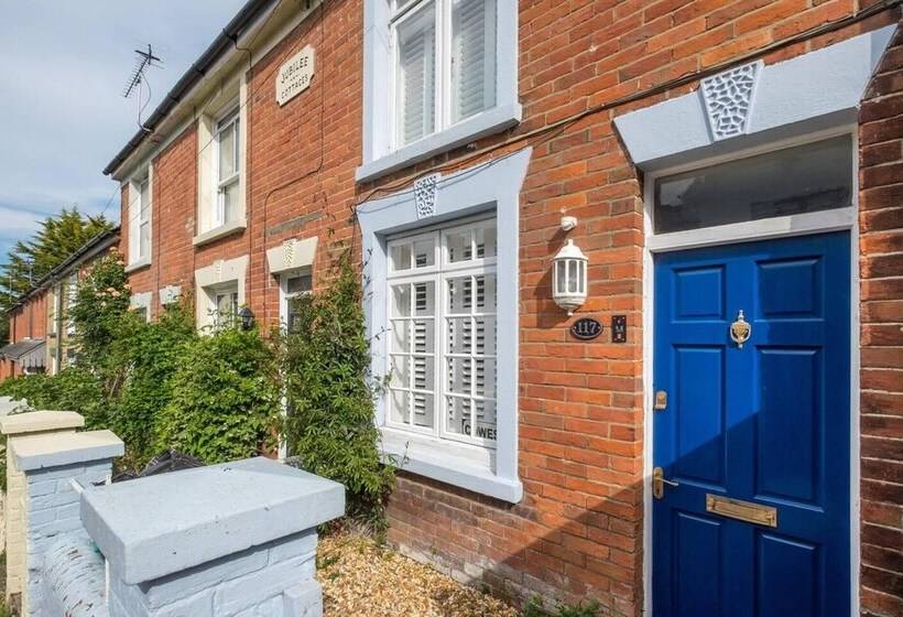 Impeccable 3 Bed 2 Bath Central Cowes Cottage