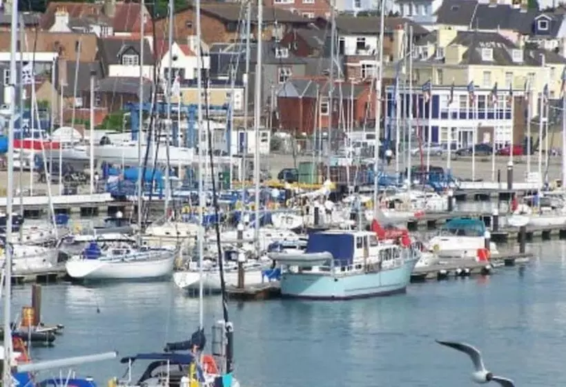 Impeccable 3 Bed 2 Bath Central Cowes Cottage