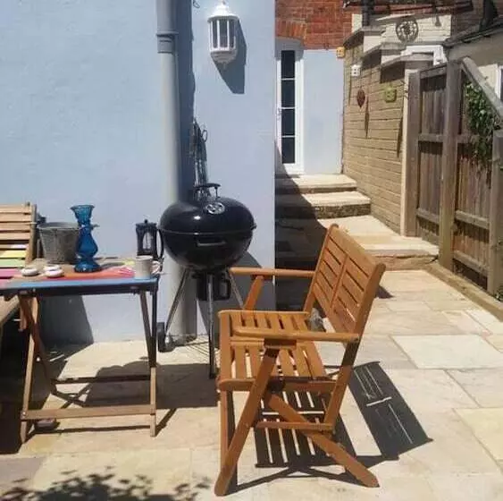 Impeccable 3 Bed 2 Bath Central Cowes Cottage