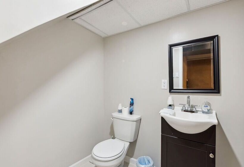 Inviting St Louis Home W/ Deck Near Forest Park!