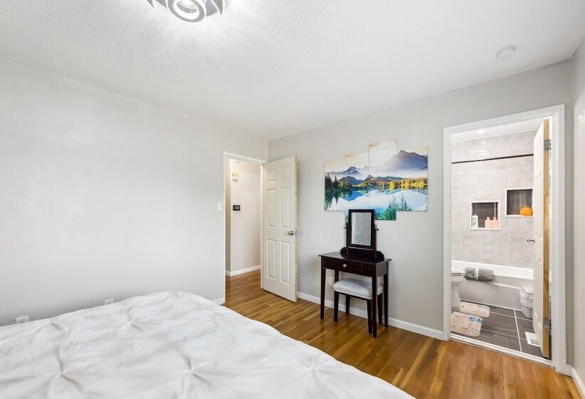 Inviting St Louis Home W/ Deck Near Forest Park!