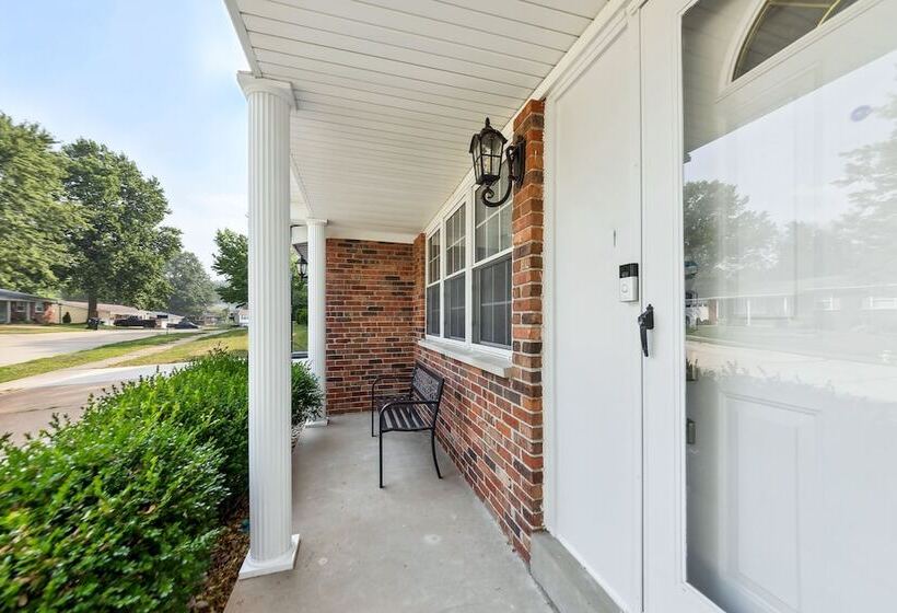 Inviting St Louis Home W/ Deck Near Forest Park!