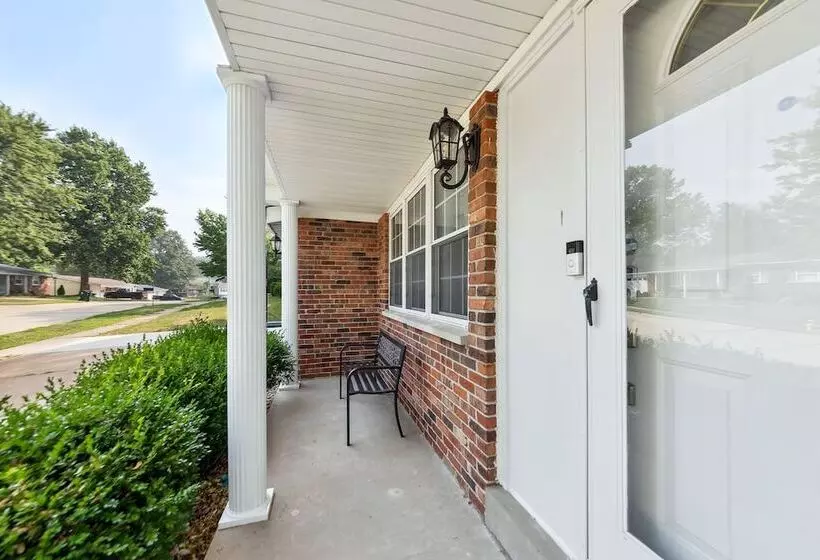Inviting St Louis Home W/ Deck Near Forest Park!