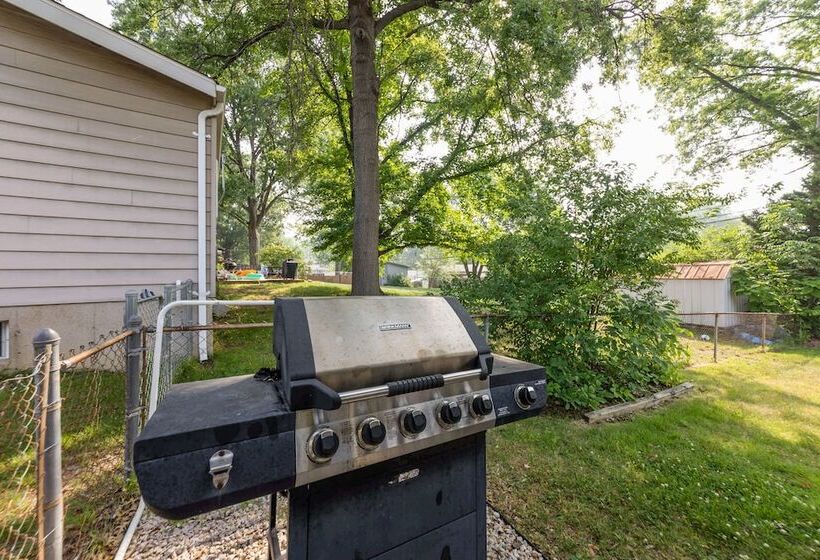 Inviting St Louis Home W/ Deck Near Forest Park!