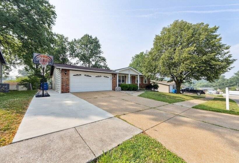Inviting St Louis Home W/ Deck Near Forest Park!
