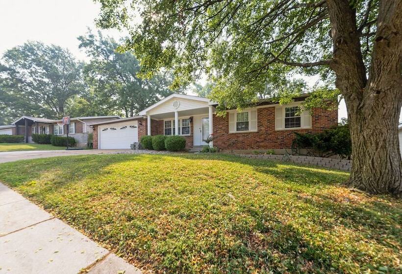 Inviting St Louis Home W/ Deck Near Forest Park!