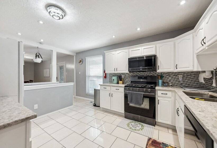 Inviting St Louis Home W/ Deck Near Forest Park!