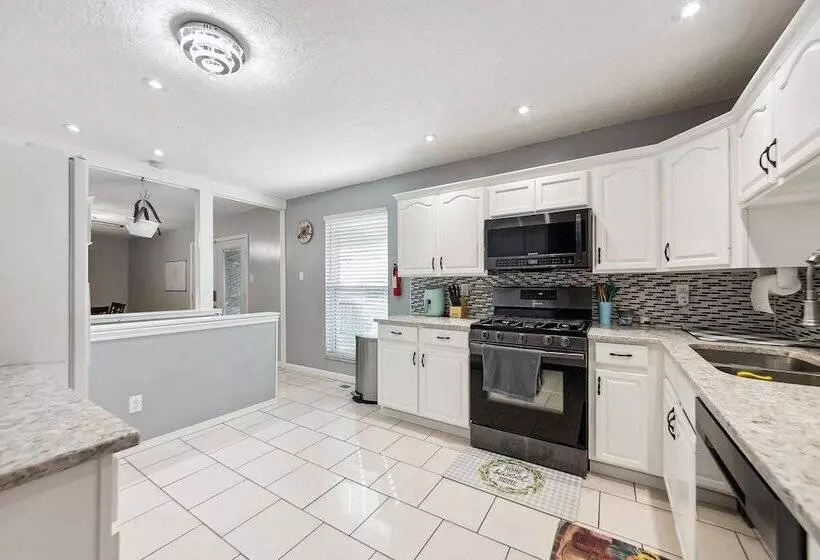 Inviting St Louis Home W/ Deck Near Forest Park!