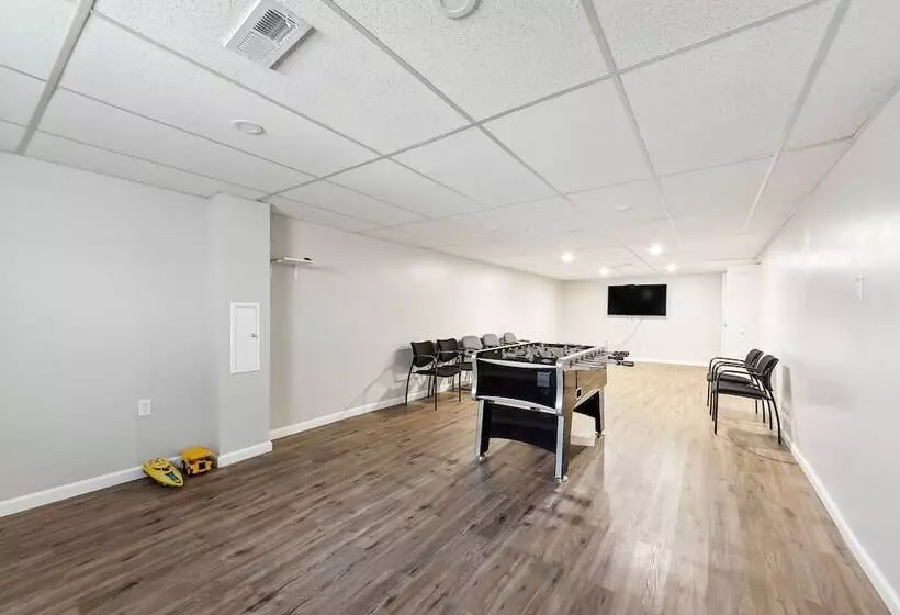 Inviting St Louis Home W/ Deck Near Forest Park!