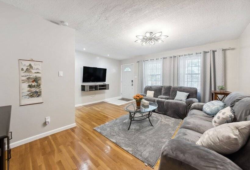 Inviting St Louis Home W/ Deck Near Forest Park!