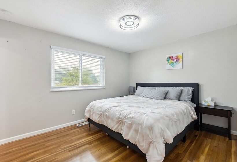 Inviting St Louis Home W/ Deck Near Forest Park!