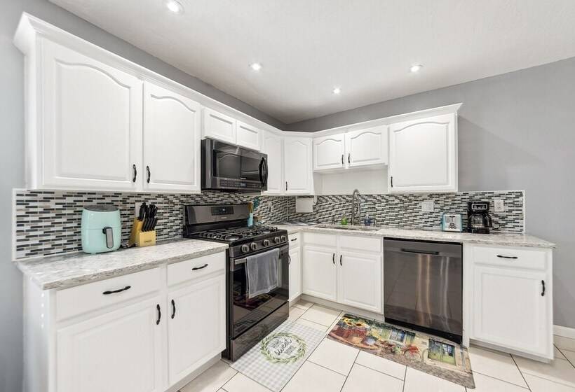 Inviting St Louis Home W/ Deck Near Forest Park!