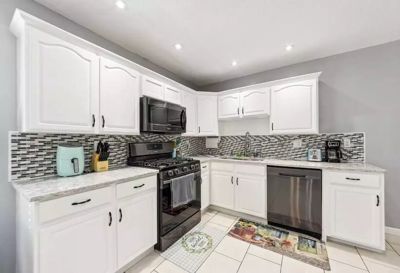 Inviting St Louis Home W/ Deck Near Forest Park!
