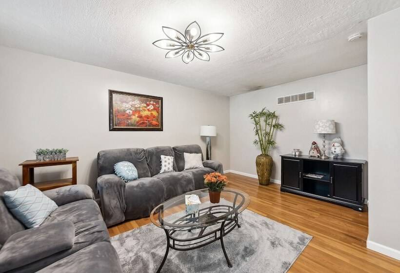 Inviting St Louis Home W/ Deck Near Forest Park!