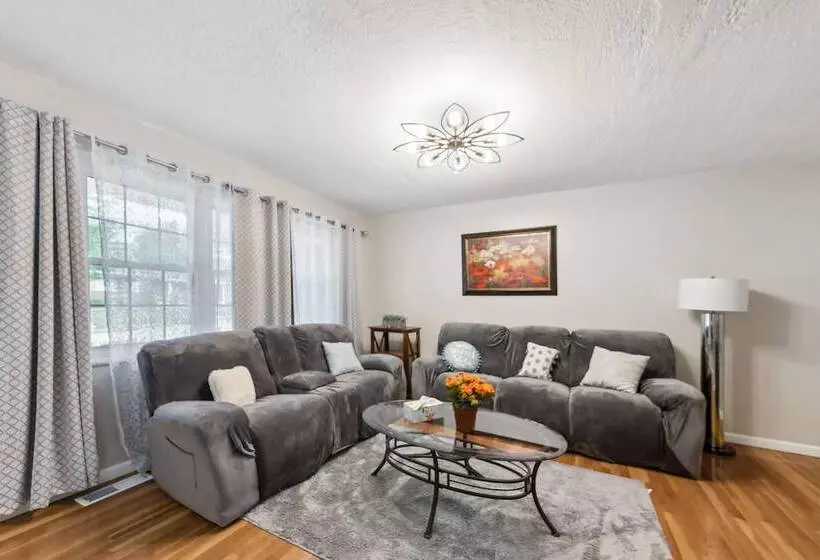Inviting St Louis Home W/ Deck Near Forest Park!