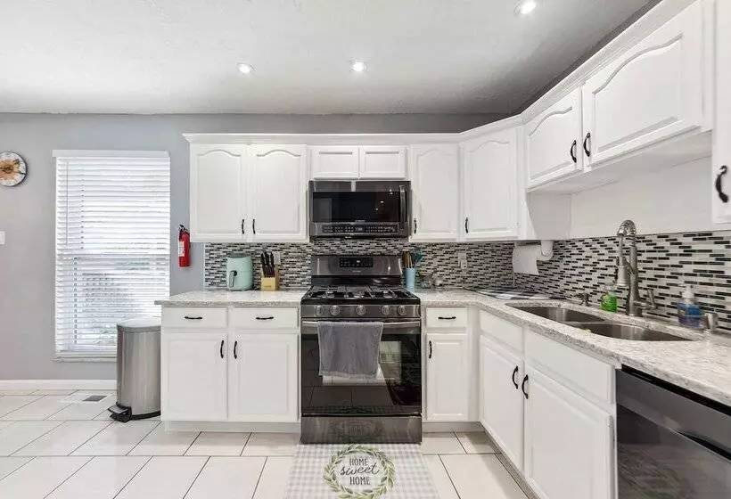 Inviting St Louis Home W/ Deck Near Forest Park!