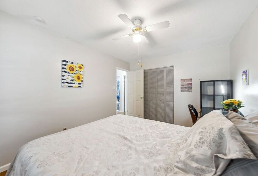 Inviting St Louis Home W/ Deck Near Forest Park!